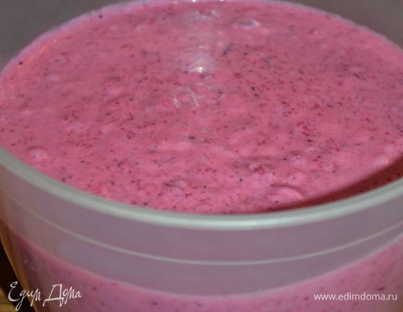 Приготовить смородиновый мусс. Для этого ягоды черной и красной смородины (я использовала замороженные ягоды) разморозить, слить лишнюю жидкость, измельчить в блендере. Добавить сухое молоко и 0,5 стакана сахара. Взбить  блендерером. Добавить творог. Взбить. В самом конце влить густой (не питьевой) йогурт (у меня черничный). И заранее приготовленный по инструкции раствор желатина (ориентируйтесь на проверенную марку, желатина может понадобиться чуть больше, чуть меньше). Все быстро перемешать и дать постоять в холодильнике минут 5.