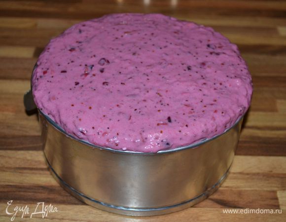 На уложенный в форму бисквитный корж вылить 2/3 мусса. Выложить сверху 2-й корж,  придавить. Сверху распределить остатки мусса. Поставить в холодильник примерно на час.