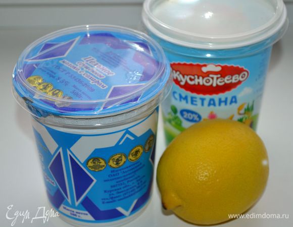 Приготовить крем. Смешать сгущенное молоко (хорошего качества) и жирную сметану. Взбить миксером на малой скорости или венчиком, постепенно добавляя сок лимона. Крем готов.