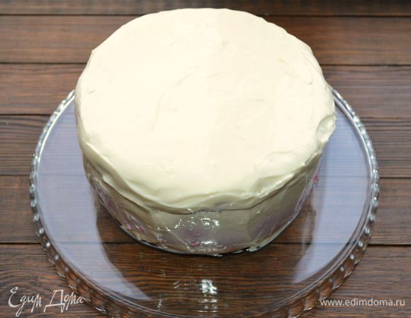 Торт вынуть из формы и обмазать кремом. Поставить в холодильник минут на 30.