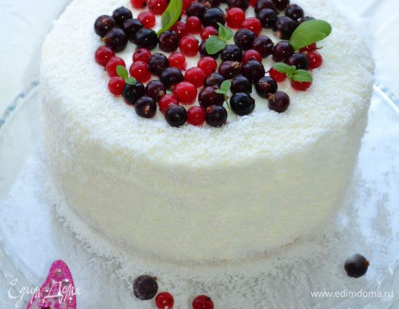 Украсить торт кокосовой стружкой.