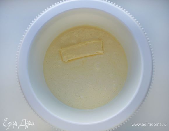 Добавить размягченное сливочное масло.