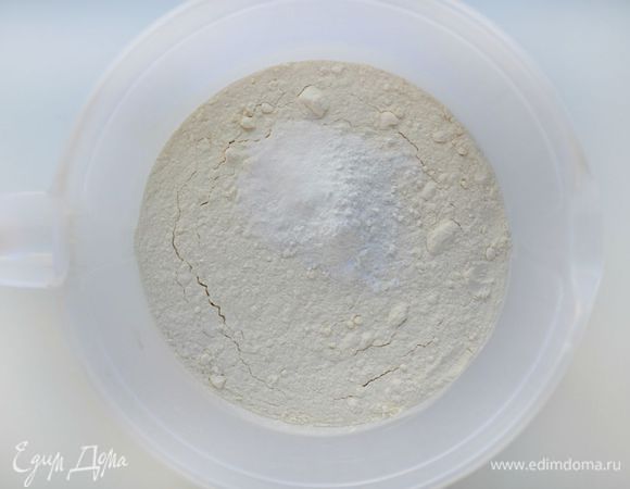 Муку просеять с содой, ванилью и разрыхлителем.