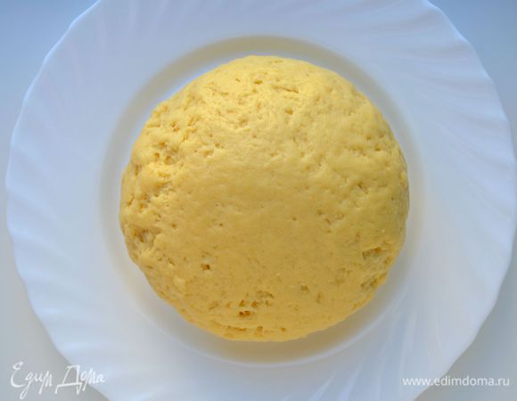 Замесить тесто. Убрать его в холодильник на 30 мин.