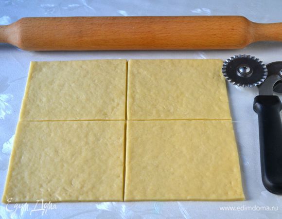 Раскатать тесть в прямоугольник толщиной примерно 1 см, разрезать на квадраты.