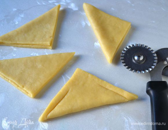 Каждый квадрат свернуть по диагонали и надрезать, не доходя до середины, по обеим сторонам.