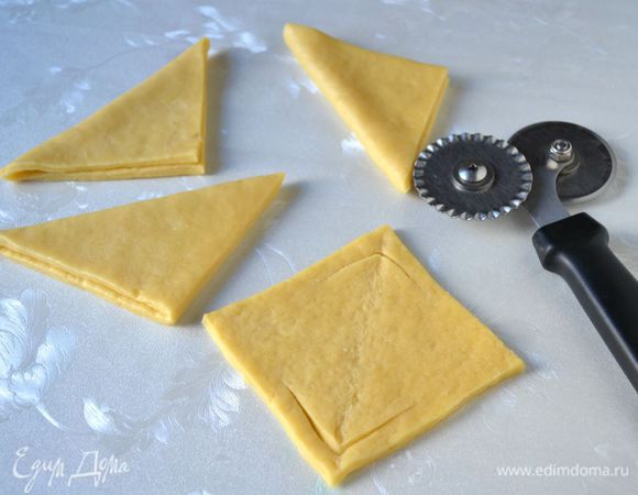 Развернуть квадрат, сложить снова пополам, но уже по другой диагонали.