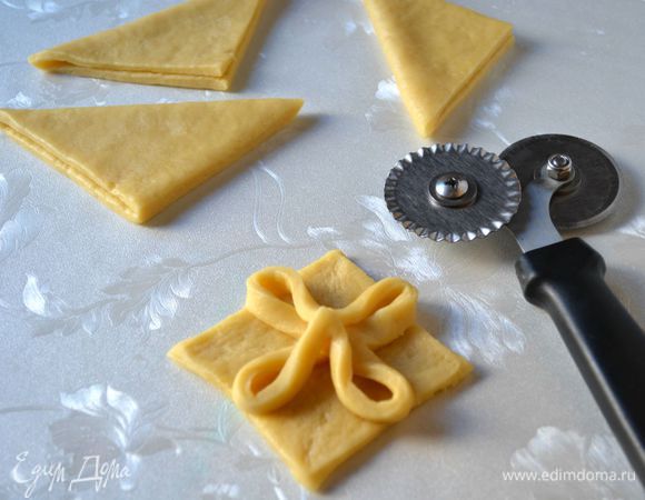 Развернуть квадрат. Если взяться за противоположные концы и притянуть их в середину, защипить, то получится цветок.