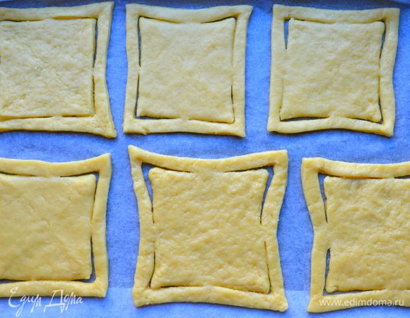 Выложить подготовленные квадраты на противень, застеленный бумагой.