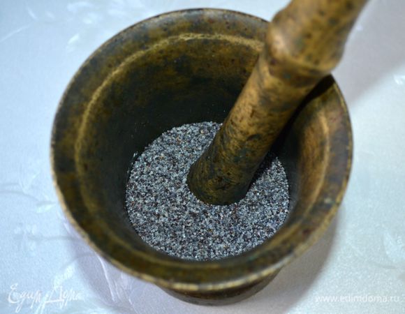 Приготовить маковую начинку. Мак растереть в ступке с сахаром.