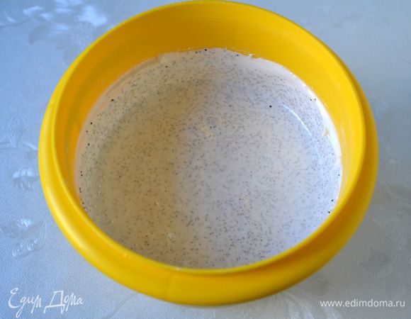 Белки взбить с сахарной пудрой, лимонным соком и солью до устойчивых пиков. Добавить мак, аккуратно перемешать ложкой (не миксером!).