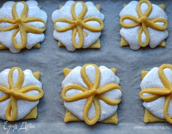 По 1 столовой ложке начинки выложить в середину каждого квадрата, поднять края и защипать их наверху, придавая форму цветка.