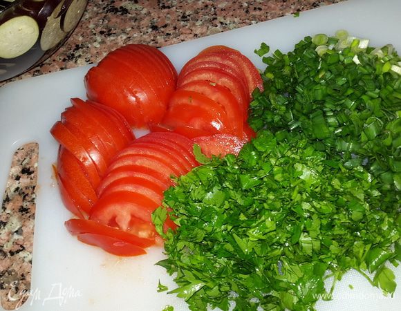 Помидоры режем на полукружочки, зеленый лук и петрушку мелко рубим.