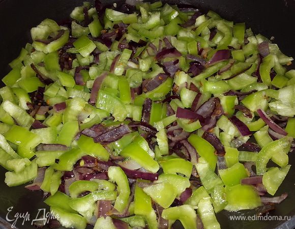 Когда лук станет мягким, добавляем к нему перец, перемешиваем и тушим 5-7 минут на медленном огне.