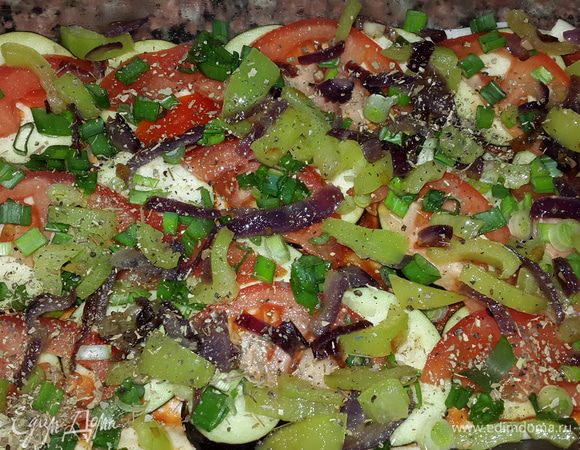 Далее слоями выкладываем баклажаны, помидоры, зеленый лук и перец с красным луком, солим, перчим, посыпаем сушеным базиликом. Накрываем всю эту красоту лавашом и повторяем то же самое ещё несколько раз. У меня получилось 4 слоя. Я приминала немного каждый слой руками когда накрывала лавашом. 