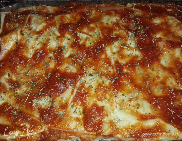 Последний слой - лаваш, смазываем соусом, солим, перчим, посыпаем сушеным базиликом.