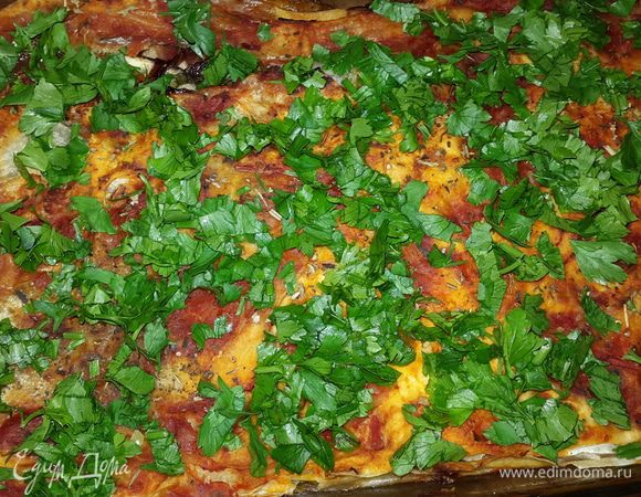 Выключаем духовку, даем немного отдохнуть, посыпаем петрушкой, режем широким ножом на порции и подаем к столу.