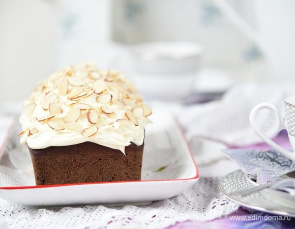 Украсить кекс кремом, посыпать миндальными лепестками.