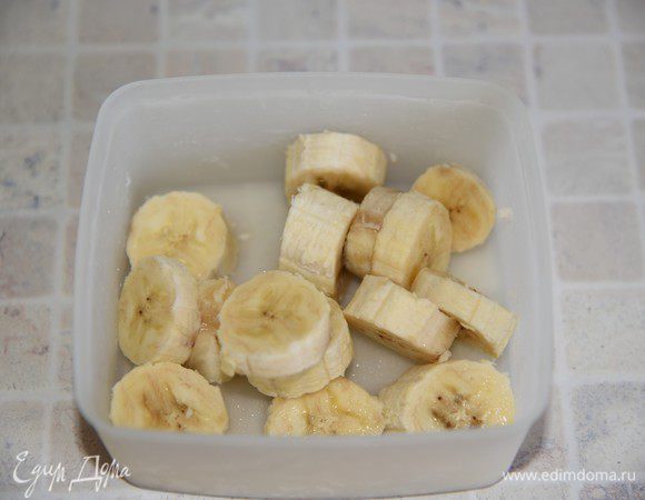 Бананы порезать на кусочки, положить в контейнер и охладить в морозилке (лучше это сделать заранее). Коктейль получится более густым, почти как мягкое мороженое. Блендер при сбивании немного нагревает содержимое, замороженные бананы помогут нам охладить наш коктейль. Но коктейль должен быть лишь охлажденный, но не ледяной, т.к. это вредно для организма. 