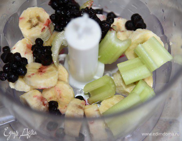 Лучший способ съесть сельдерей, приготовить с ним черничный смузи. Смешайте в блендере  бананы, чернику, сок 1/3 лимона, порезанный на кусочки сельдерей и стакан охлажденной воды. Яркий и питательный смузи готов.