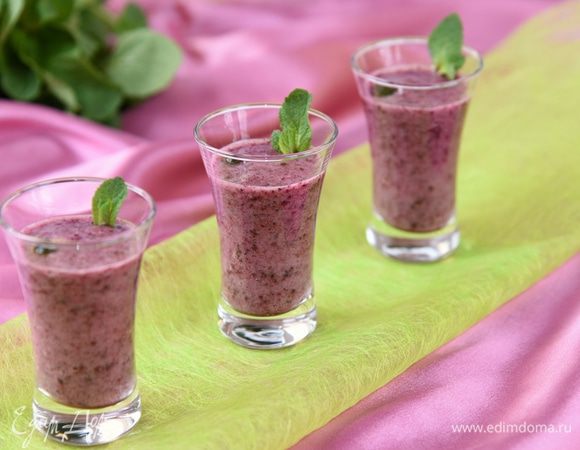 Чтобы вкус и цвет смузи были насыщенными, консистенция смузи должна быть достаточно густой. Правильные смузи похожи на йогурт или молочный коктейль. Угощайтесь.