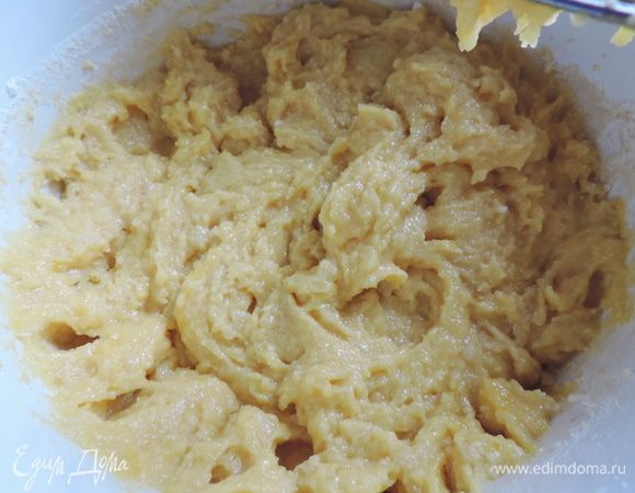 
Кладем в миску яйца, оставшийся сахар, миндальную муку, муку и взбиваем 8-10 минут. На фото начало взбивания. Ингредиенты просто перемешаны. Масса довольно густая, вязкая и темная.