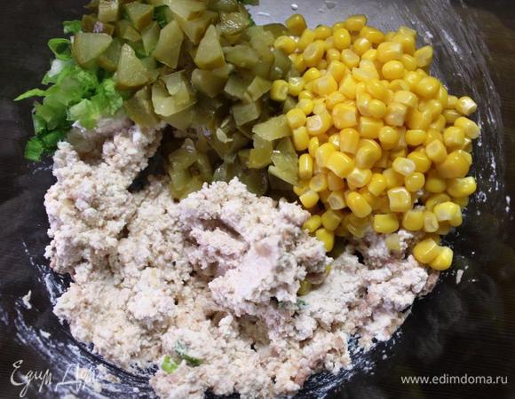 Ставим воду для варки макарон на огонь. Разминаем творог с печенью трески (масло из консервы я сливаю, но можно оставить). Добавляем нарезанный огурчик, кукурузу, рубленную зелень (оставляем лук для декора) и давленный чеснок. Солим-перчим по вкусу.