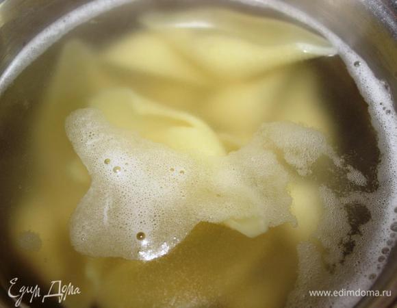 Отвариваем ракушки (мне хватило 15 штук, но рекомендую варить штук 20 про запас) в подсоленной воде согласно инструкции на упаковке, у меня это 13 минут. Остужаем.