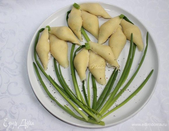 Сервируем и подаем. У меня закуска ушла "на ура"! Приятного аппетита и весеннего настроения!!!