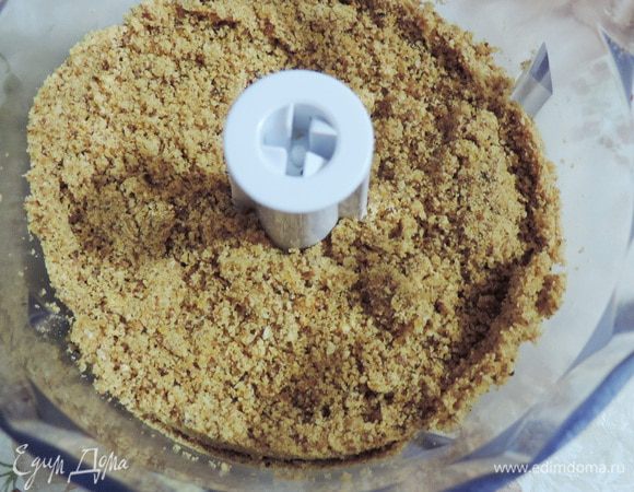 Застывшую карамель ломаем на небольшие кусочки и измельчаем в мелкую крошку при помощи блендера, мельнички, кофемолки...