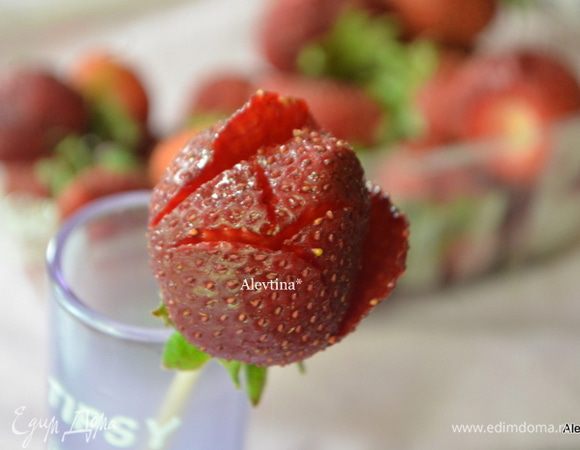 Затем делаем еще три надреза внутри ягоды, поделив на три секции. Надрезы делаем не глубокие.