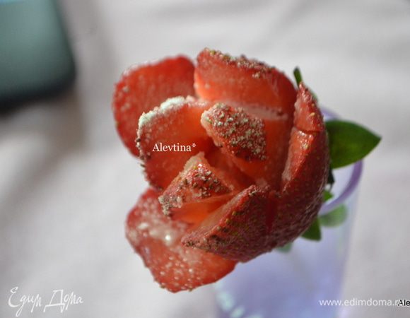 Отгибаем аккуратно мякоть. Можно присыпать мелким сахаром. 