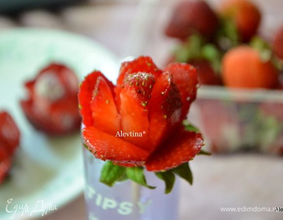 Итак делаем с каждой ягодкой. Мелкие ягоды делим на 3 пореза внешних и 3 внутренних, крупные ягоды на 4.