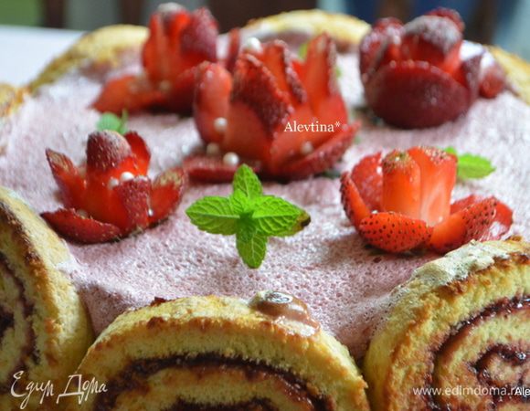 Снимаем ягоду со шпажки. Украшаем выпечку или фруктовый салат.