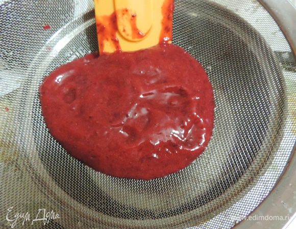 Для желе клюкву пюрировать блендером. Замороженную предварительно разморозить. Полученное пюре протираем через сито.