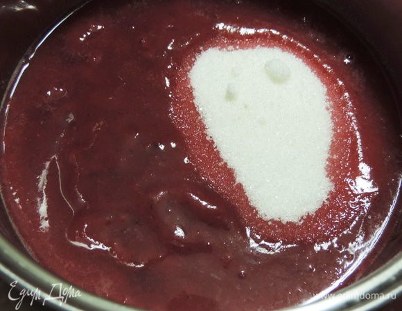 Полученное пюре смешиваем с водой и сахаром. Доводим до кипения и растворения сахара, добавляем агар (ложку набираем с горкой) и кипятим 2 минуты. Агар можно заменить желатином, его я советую взять 8-10 грамм, замочить в двух столовых ложках воды, растопить и добавить в немного остывшее пюре после кипячения с сахаром.