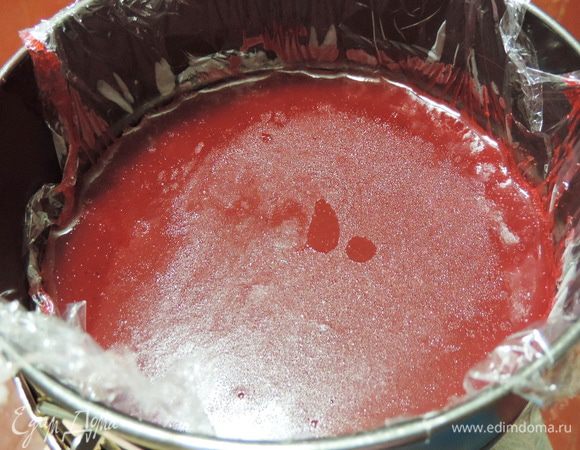 Выливаем желе в форму диаметром 18 см, предварительно выстеленную пищевой пленкой. Еще один нюанс, если у вас желе на желатине, его обязательно надо заморозить, если на агаре, то ему достаточно просто застыть в холодильнике, так как оно более плотное. 