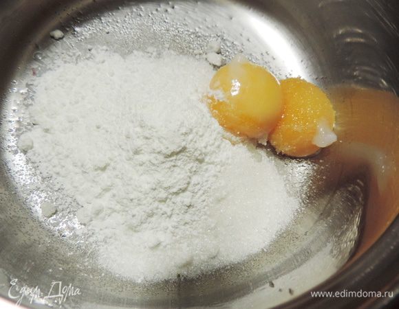 Для ванильного крема соединяем желтки с сахаром и крахмалом.