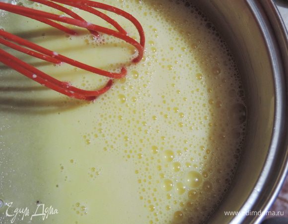 Тонкой струйкой вливаем горячие сливки 20%  и перемешиваем, отправляем на средний огонь и постоянно помешивая доводим до кипения. Как только появятся первые пузырьки - готово. Мешать нужно интенсивно и постоянно, чтоб желтки не свернулись.