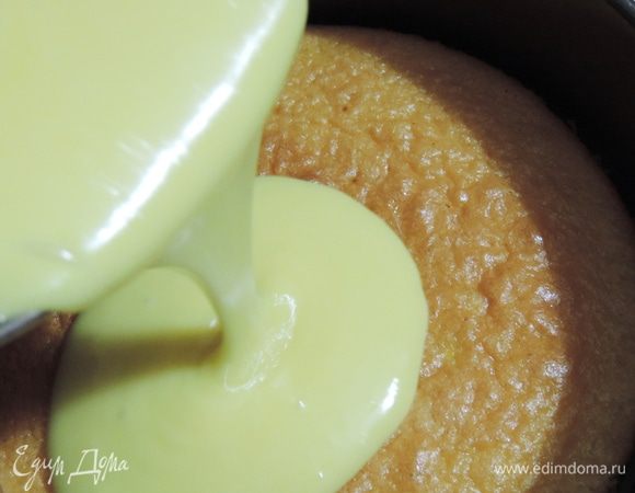 Бисквит 18 см (по желанию пропитанный) укладываем в разъемную форму 18см, выливаем полученный крем и убираем в морозилку минимум на час.