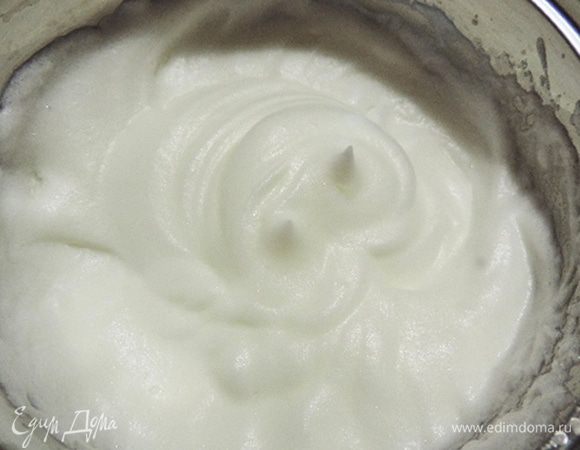 Пока сироп уваривается, параллельно взбить белки до устойчивых пиков. Они должны не выпадать из емкости при ее переворачивании.