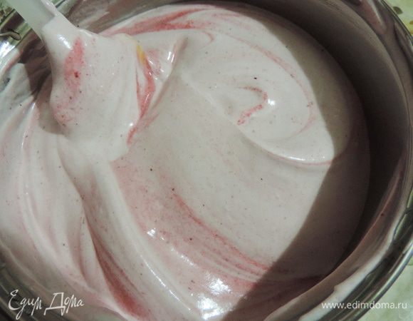 Клюкву пюрировать блендером, протереть через сито и аккуратно соединить с остывшей меренгой.