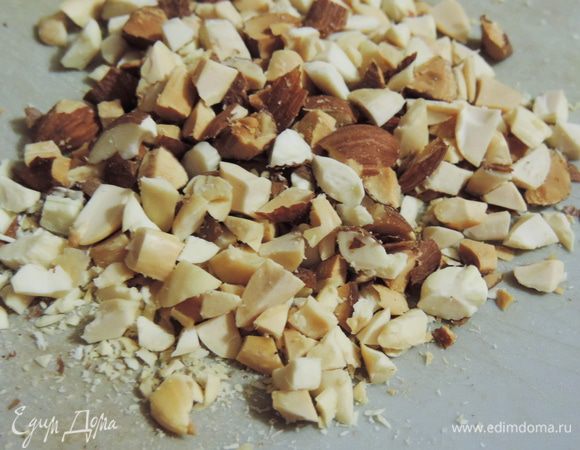 Для хрустящего слой миндаль порезать на крупные кусочки.