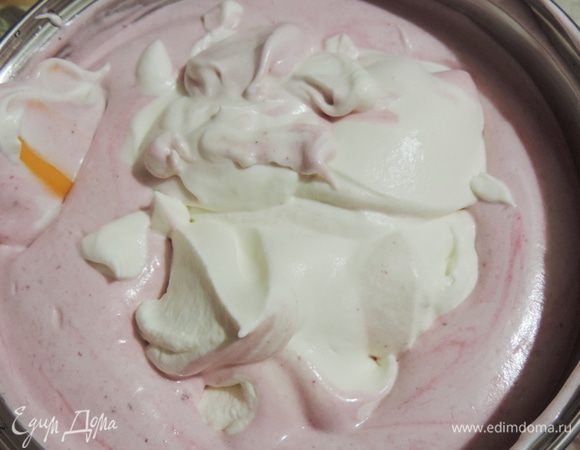 Сливки взбить до мягких пиков и аккуратно соединить с полученным кремом.