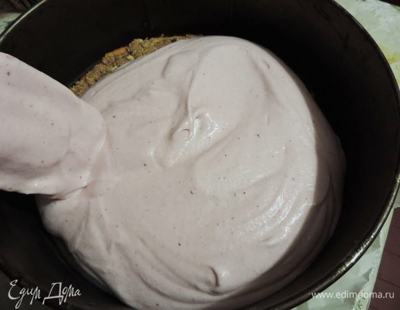 Можно приступать к решающей сборке торта. На понадобиться разъемная форма диаметром 22-22.5 см. На дно кладем бумагу и бисквит с миндальным слоем, миндалем вверх. Заполняем форму третью клюквенного мусса.