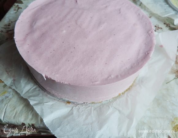 Убираем торт в морозилку на 4 часа, а лучше на ночь. Утром бока формы обдуваем феном и снимаем кольцо.
