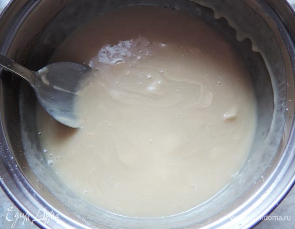 Приступим к финальному этапу - глазурь. Заранее замачиваем желатин (в 4 ст.л. воды) и даем ему набухнуть, затем его растопим. И тут у меня был промах, желатин закончился, я его заменила агаром. Что случилось - расскажу дальше.
Смешиваем в сотейнике воду, кондитерскую глюкозу (можно при ее отсутствии заменить жидким светлым медом) и сахар. Доводим до кипения и кипятим еще пару минут, температура должна быть 108 градусов, если есть чем ее измерить.
Снимаем с огня и сразу добавляем сгущенку, а затем шоколад.