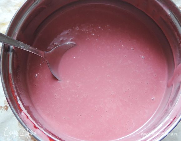 Перемешиваем до однородности, добавляем желатин и по желанию пищевой краситель. Перемешиваем аккуратно, чтоб не образовывались пузырьки, если их получилось много, глазурь на торт выливайте через ситечко.