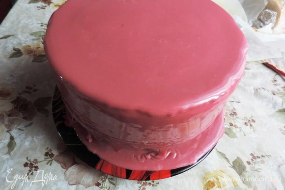 Даем глазури остыть до 30 градусов, она должна начать густеть и поливаем ей торт. Для этого торт ставим на решетку или на перевернутую глубокую тарелку. под которые ставим большое блюдо, чтоб глазурь туда стекала. Заливаем торт глазурью, даем ей стечь, не помогая. Правильно приготовленная глазурь дает идеальную зеркальную поверхность и очень быстро застывает на замороженном торте. Моя глазурь на агаре благополучно позже понемногу сползла с боков торта, что очень меня расстроило, но не повлияло на его волшебный вкус.