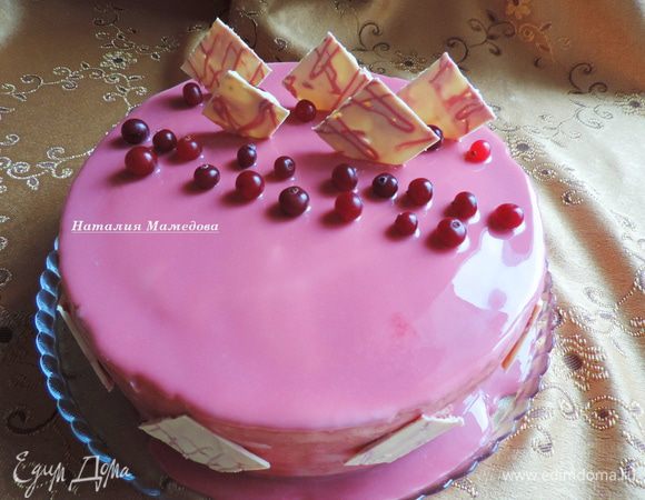 Украшаем торт по своему желанию, даем постоять в холодильнике, чтоб он "отошел" от морозилки, и можно подавать торт к столу.
У меня торт украшен ромбиками из белого шоколада и клюквой.